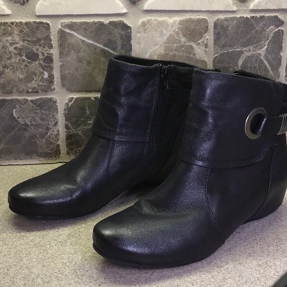 BareTraps Shoes - BARETRAPS SIZE 8 1/2M Black Short Boots.